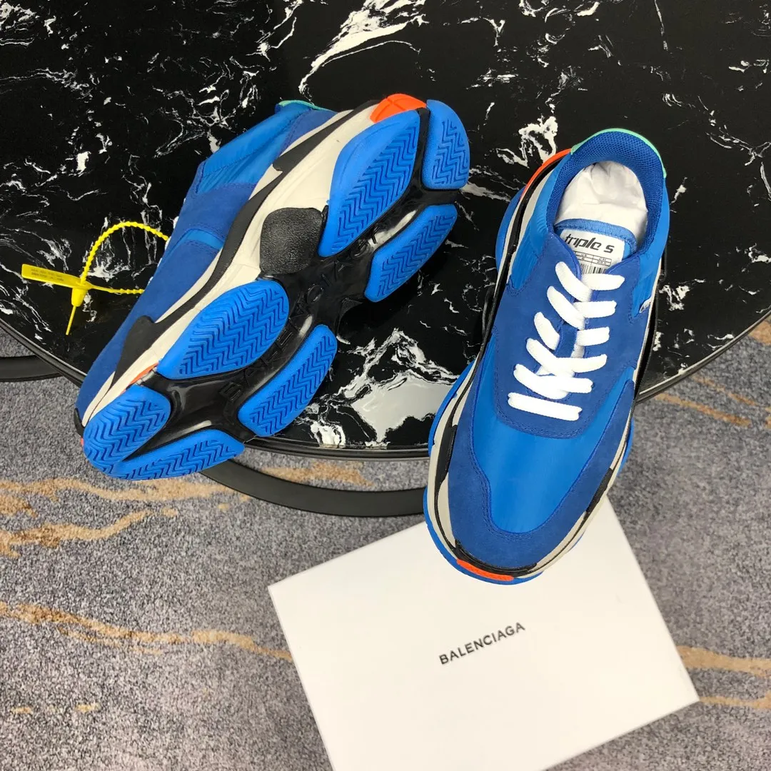 👟👟Ex-factory price 800👟👟 Balenciaga second generation 17 colors🖤 Balenciaga Triple-s Balenciaga-dad shoes. The world’s most popular retro jogging shoes 🔥. 🔺Retro distressed craftsmanship ~ original combination sole, heavy craftsmanship, not a low-end 2-layer combination sole! The upper is made of imported parachute cloth spliced ​​with nubuck matte, priced at 24 yuan per foot, which is different from the ordinary canvas on the market! The back is covered with cowhide high-frequency embossing! ⚠️When purchasing authentic products at the counter, I specifically asked the clerk about the materials. Size: 35-41 yards, men’s size 39-45, matching cloth bag, shoelaces, complete certificate of certification/men’s model will be notified later.